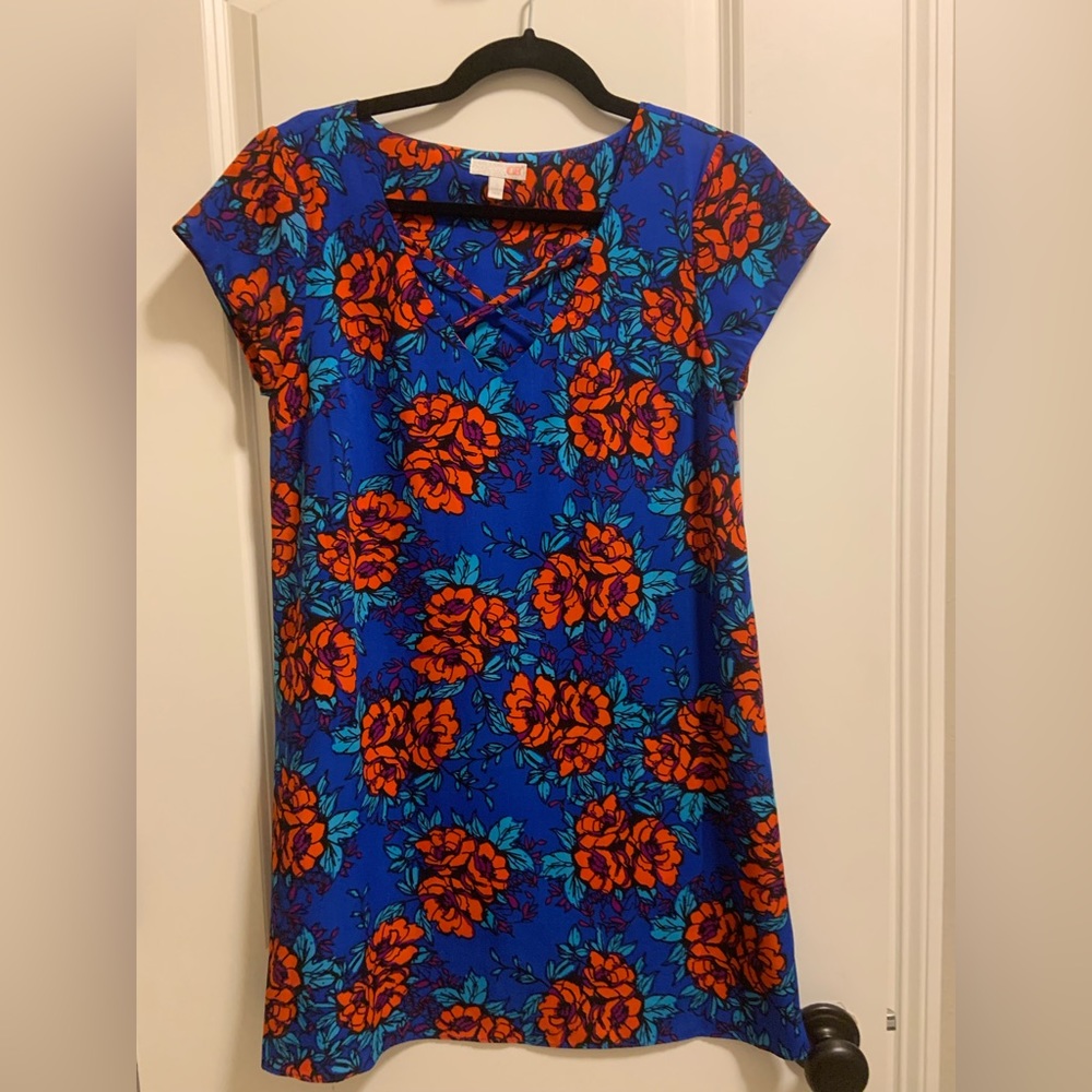 Gianni Bini Rose shift dress with criss cross neck line.